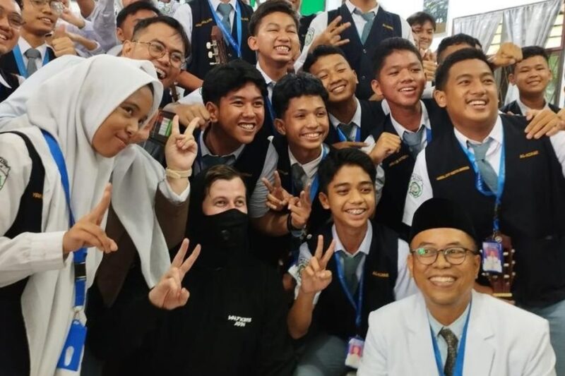 Alan Walker Mengejutkan SMA AL Azhar Medan